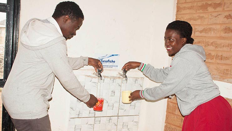 Tusafishe lleva su sistema de agua potable de las escuelas a las familias de los alumnos (Foto: Tusafishe).