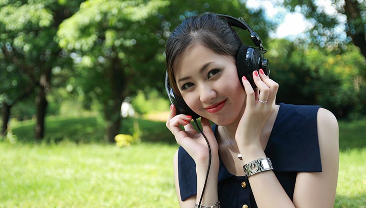 Utilizar auriculares circumaurales nos ayuda a cuidar nuestra salud auditiva (Foto: Pixabay - Pexels).