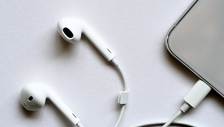 Los auriculares intraurales nos obligan a escuchar a volúmenes altos porque no son buenos para aislar sonidos del entorno (Foto: Jess Bailey - Pexels).