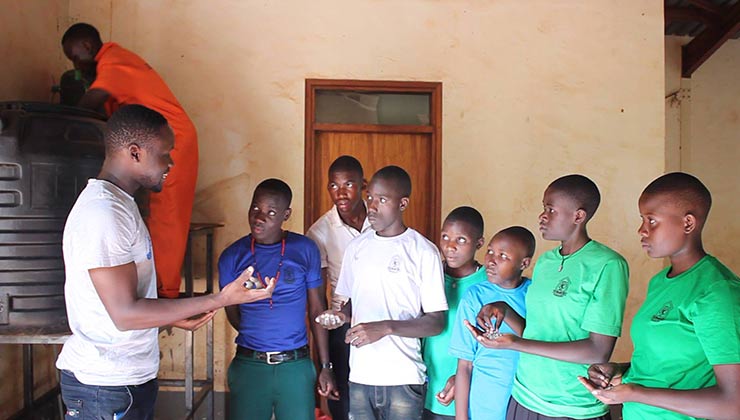 Tusafishe prepara a alumnos de escuelas en el funcionamiento y mantenimiento de los filtros para agua potable (Foto: Tusafishe).