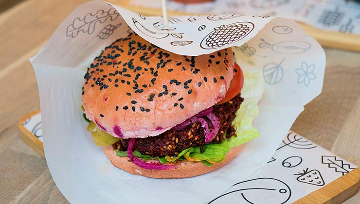 En el Día de la Hamburguesa te proponemos optar por opciones vegetarianas y saludables (Foto de Grooveland Designs - Pexels).