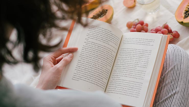 La lectura como expresión cultural ayuda a comprender al otro (Foto de RFstudio - Pexels).