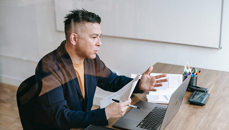 Junto con las videollamadas también se incrementó el tiempo de la jornada laboral (Foto de Vanessa García - Pexels).