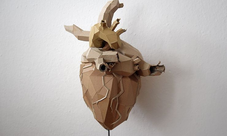 The heart, escultura en cartón