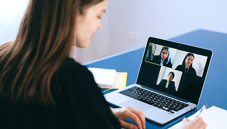 Las reuniones virtuales crecieron en cantidad pero son más cortas que los encuentros presenciales (Foto de Ana Schvets - Pexels).