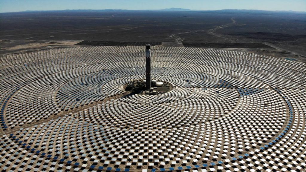 Chile inaugura una planta de energía termosolar en el desierto de Atacama