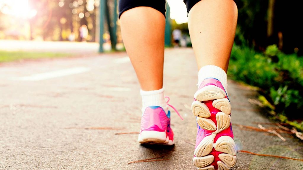 Caminar ayuda a mejorar tu condición física para tener una mejor salud (Foto: Daniel Reche - Pexels).