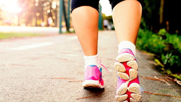 Caminar ayuda a mejorar tu condición física para tener una mejor salud (Foto: Daniel Reche - Pexels).