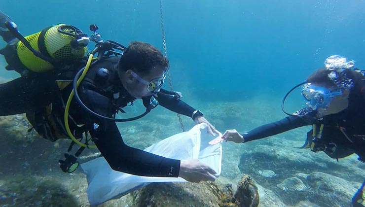 Los buzos son trasladados a las zonas de recogida a través de embarcaciones (Foto: 0 Plastics Menorca).